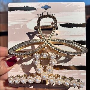 nOir Jewelry Gold and Pearl Hair Clip Duo